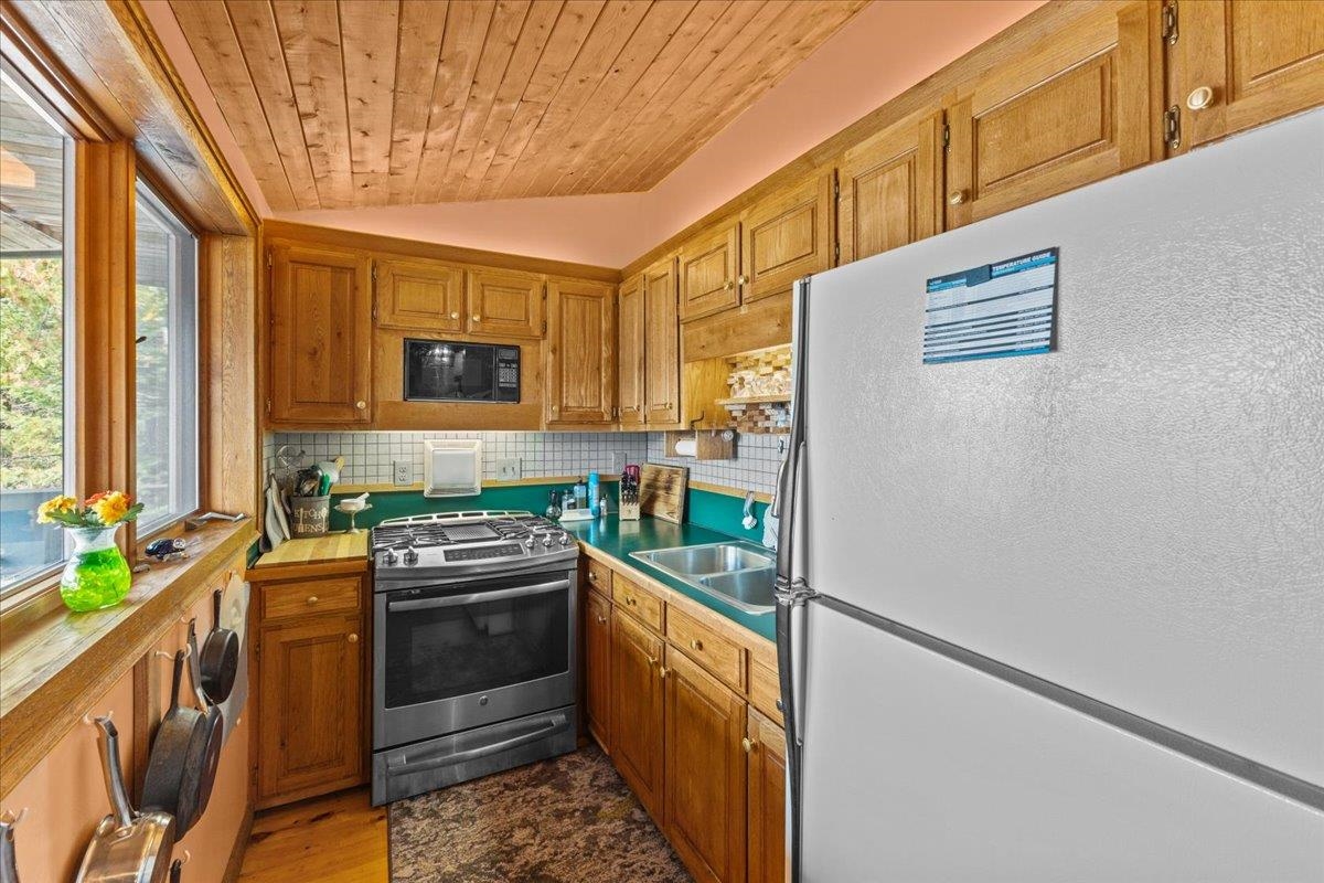 439 Daniels Pond Road Glover, VT 05839 - Photo 10 of 30 Gallery Image 10
