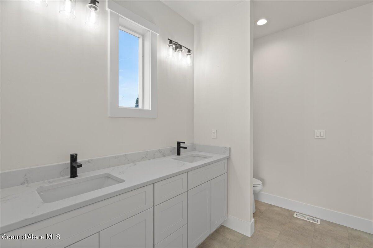 1047 Merideth Road Plummer, ID 83851 - Photo 16 of 49 21-Primary bathroom
