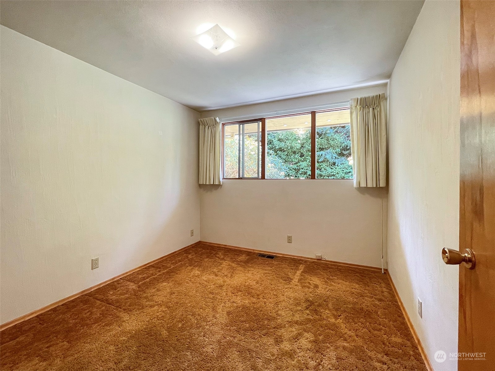 4217 South Bean Road Port Angeles, WA 98363 - Photo 19 of 40 an empty room with a window