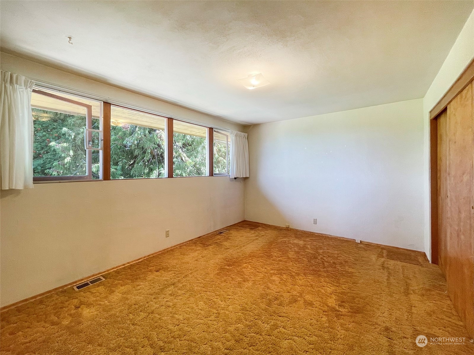 4217 South Bean Road Port Angeles, WA 98363 - Photo 21 of 40 an empty room with a window