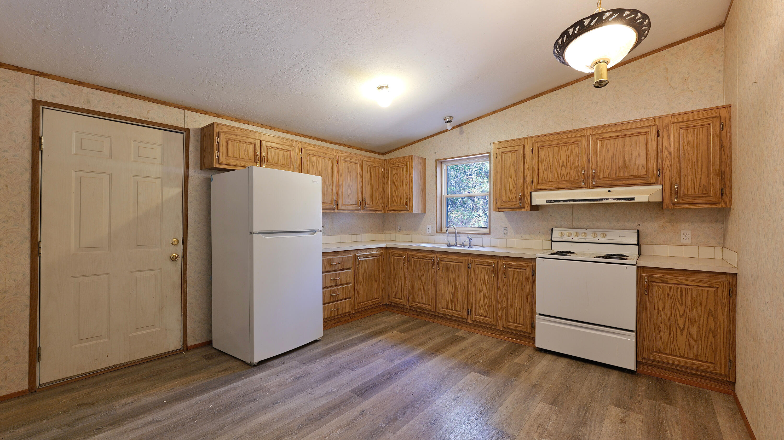 7161 Crowfoot Road Trail, OR 97541 - Photo 12 of 33 Kitchen