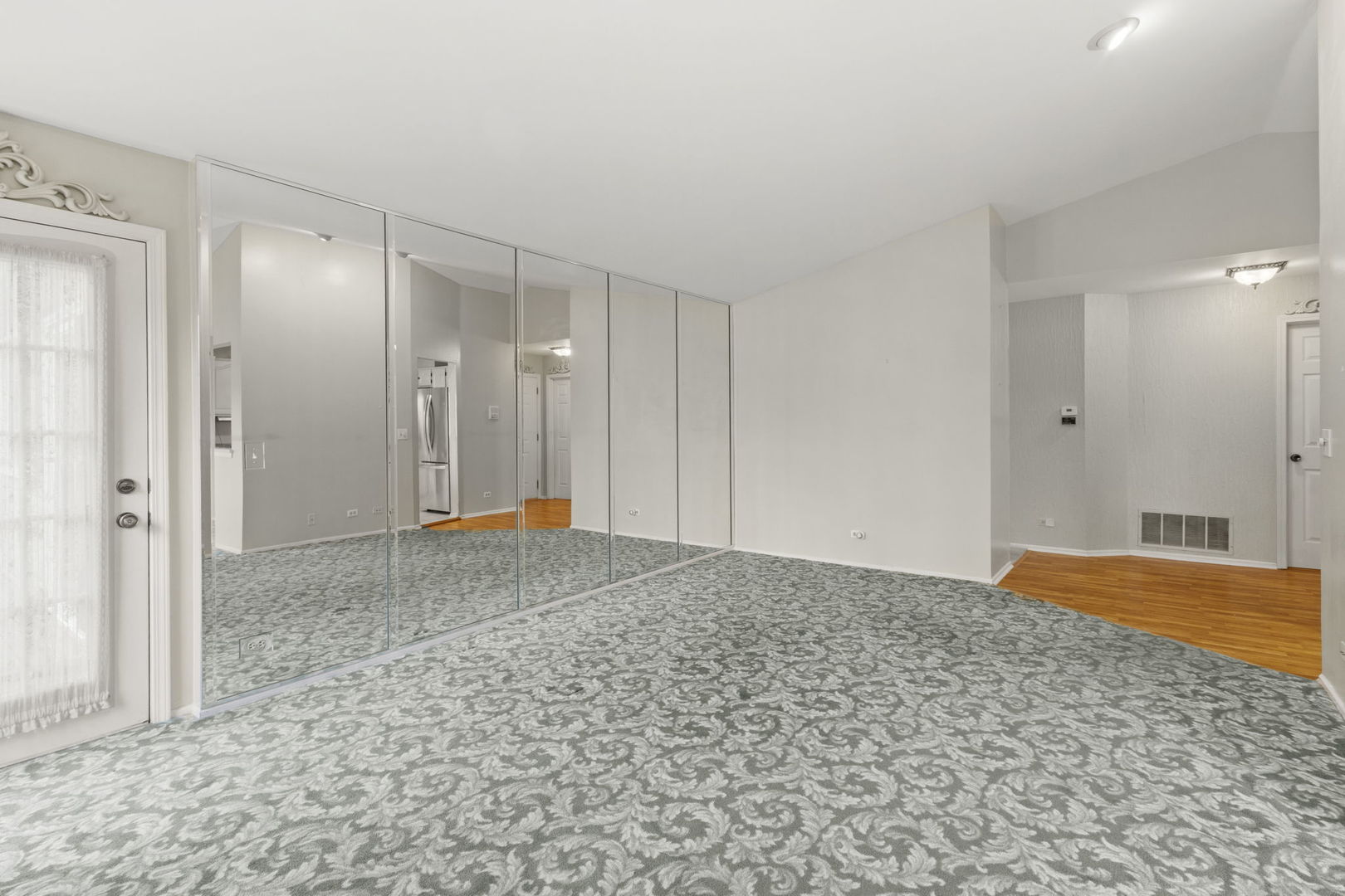 1406 Aldgate Court, Unit D2 Wheeling, IL 60090 - Photo 4 of 26