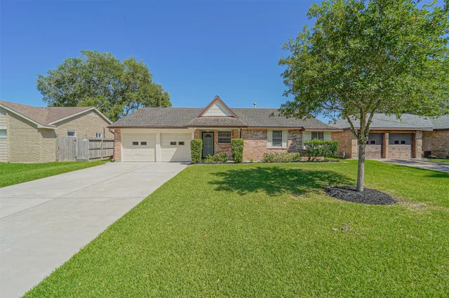 $1,995 | 407 Stratmore Drive, Friendswood, TX 77546