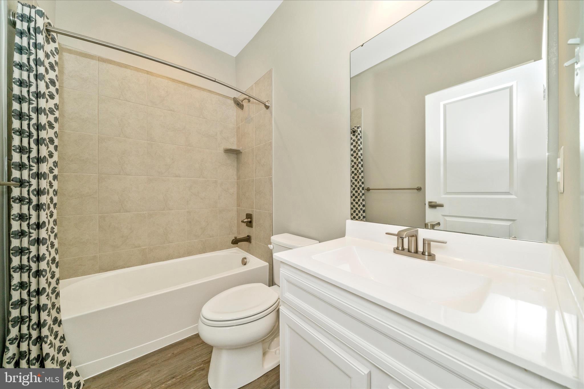 9537 Tall Oaks Road Montgomery Village, MD 20886 - Photo 37 of 53 a bathroom with a sink a toilet and a bathtub