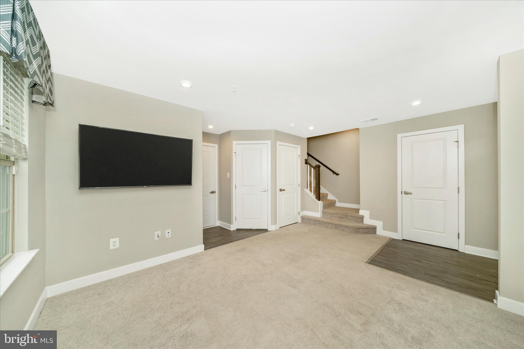 9537 Tall Oaks Road Montgomery Village, MD 20886 - Photo 6 of 53 a view of a livingroom with an empty room and workspace