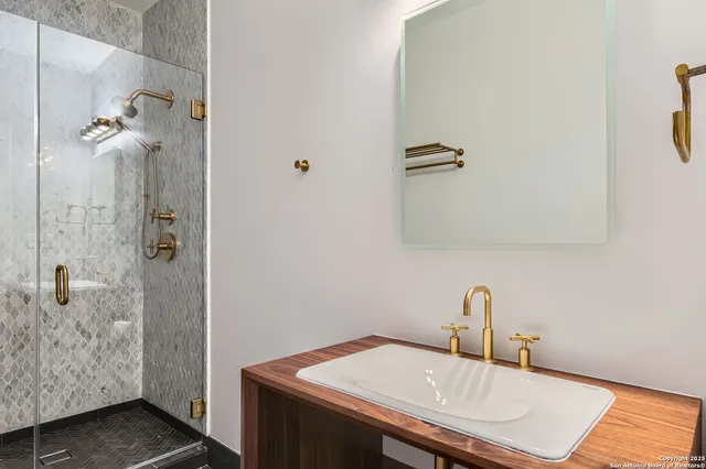 a view of entryway and kitchen