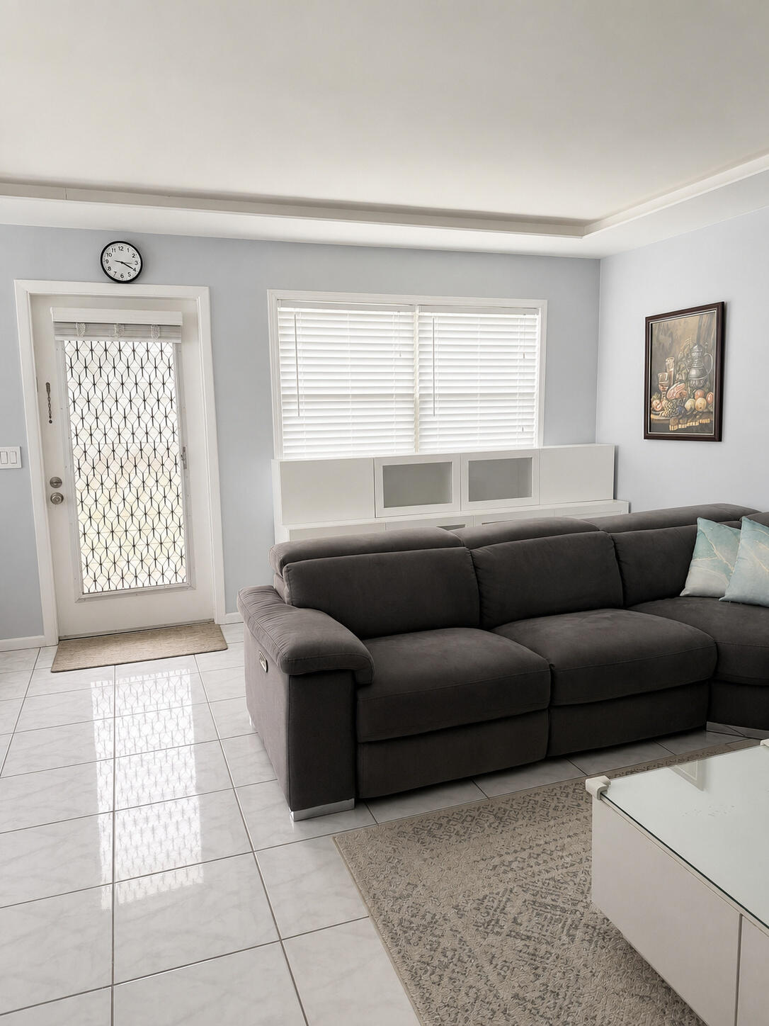 229 Mansfield East Boca Raton, FL 33434 - Photo 6 of 14 06_LIVING_ROOM_REVERSE
