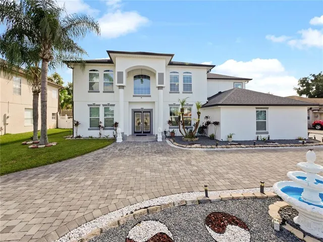 a view of a house with backyard