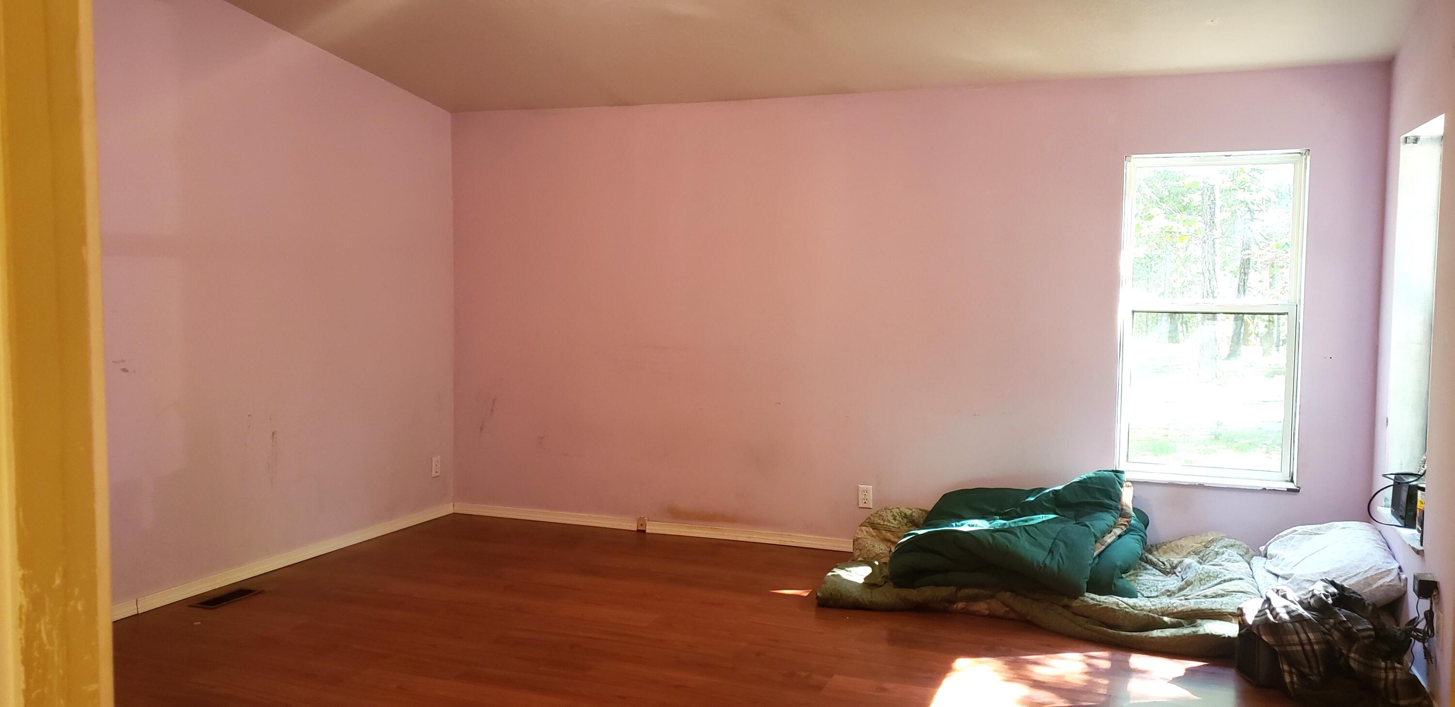 400 Glendon Road Cave Junction, OR 97523 - Photo 22 of 28 Master bedroom, vaulted ceiling thru out most of home.