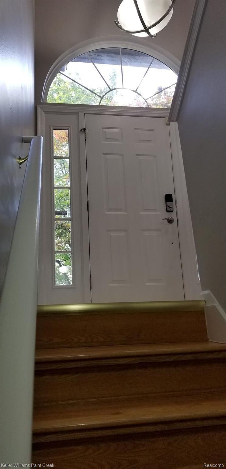 102 Eagle Ridge Road Lake Orion, MI 48360 - Photo 3 of 24 Front Entrance 2.jpg