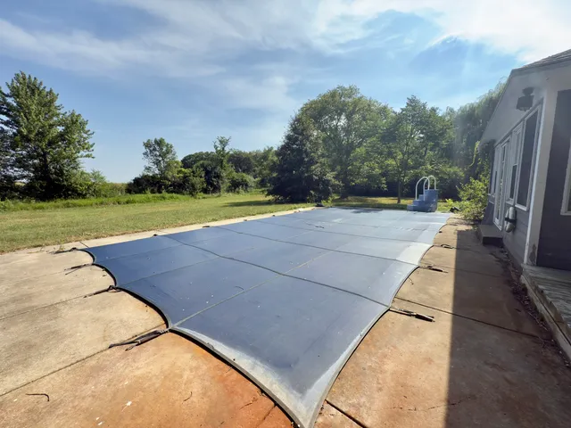 a view of a backyard