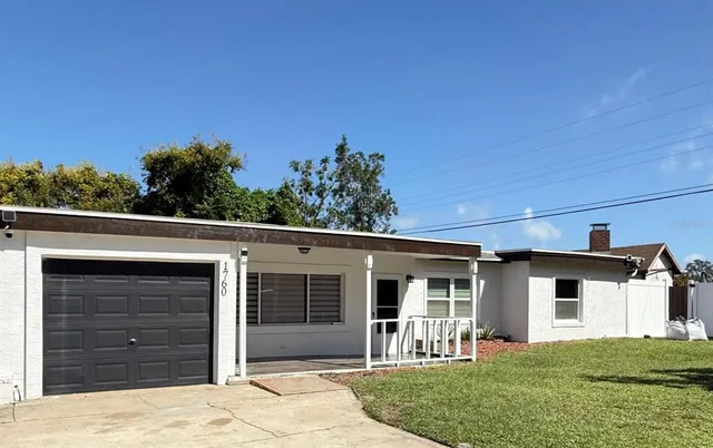 a view of a house with a yard