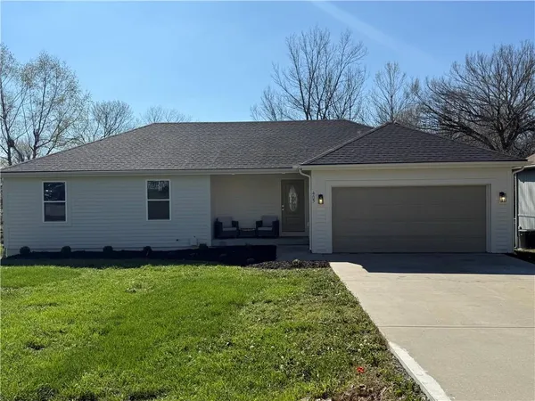 $399,900 | 405 North Harrison Street, Spring Hill, KS 66083
