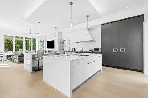 $19,500,000 | 150 Kings Road, Palm Beach, FL 33480