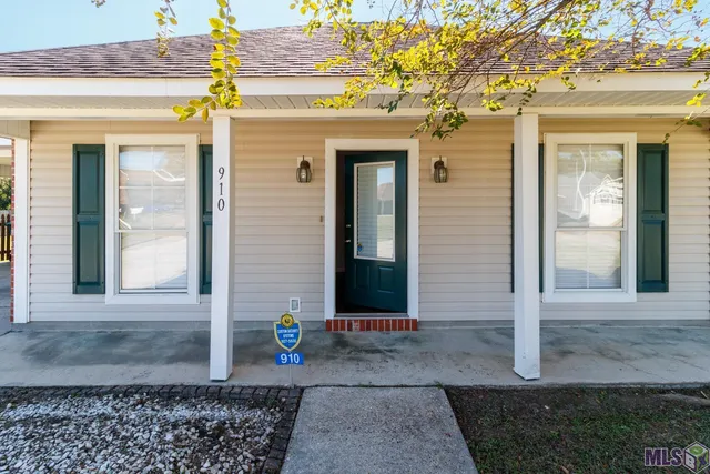 $199,500 | 910 Kathryn Drive, Denham Springs, LA 70726