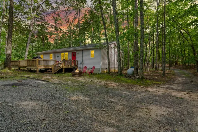 a view of a house with backyard