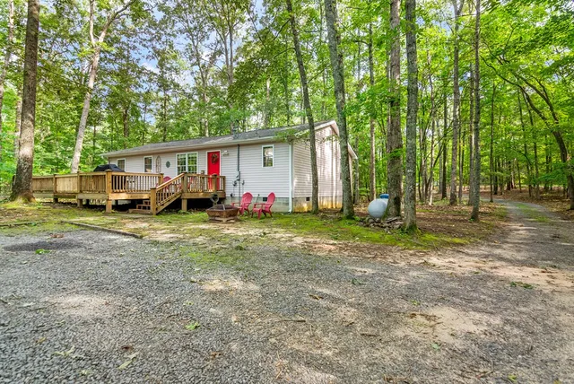 a view of a house with backyard