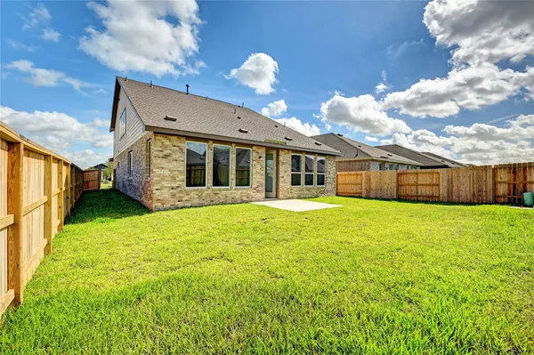 a view of a house with backyard and porch