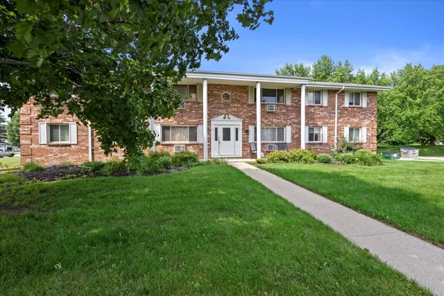 $129,900 | N114W15680 Sylvan Circle, Unit 7, Germantown, WI 53022