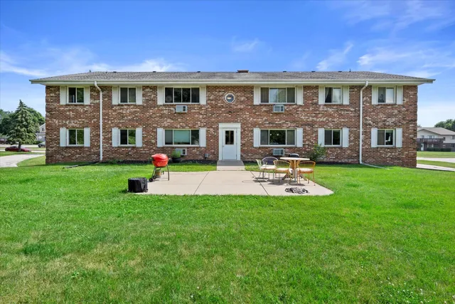 $129,900 | N114W15680 Sylvan Circle, Unit 7, Germantown, WI 53022