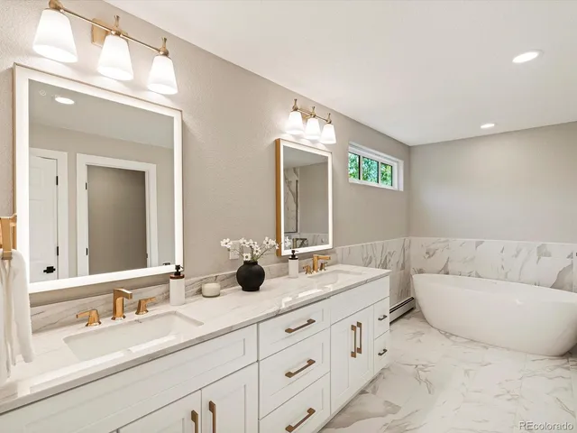 a view of a house with backyard and porch