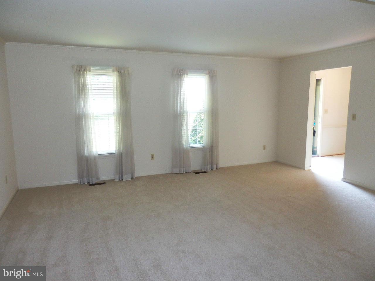 24240 Hipsley Mill Road Laytonsville, MD 20882 - Photo 3 of 26 Living Room