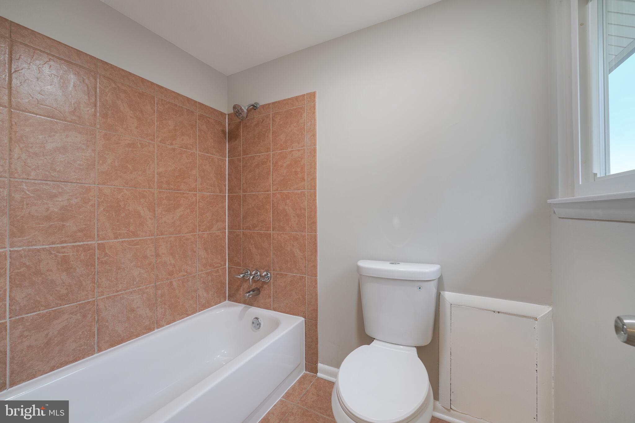 5943 Hall Street Springfield, VA 22152 - Photo 15 of 23 a bathroom with a toilet a sink and bathtub