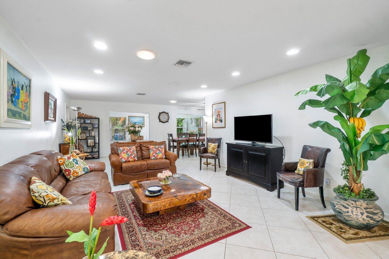 386 Southwest 5th Way Boca Raton, FL 33432 - Photo 11 of 34 016-386Southwest5thWay-BocaRaton-FL-3343