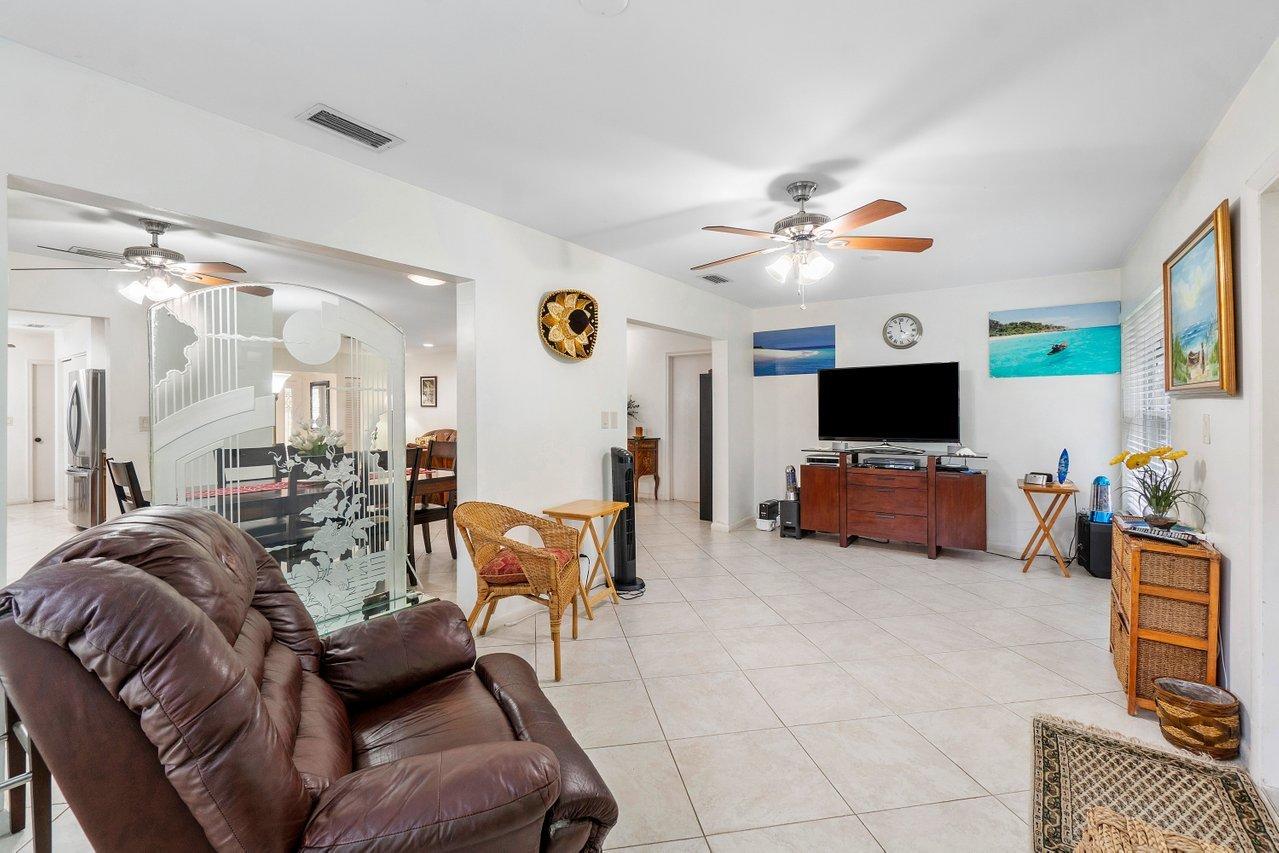 386 Southwest 5th Way Boca Raton, FL 33432 - Photo 13 of 34 014-386Southwest5thWay-BocaRaton-FL-3343