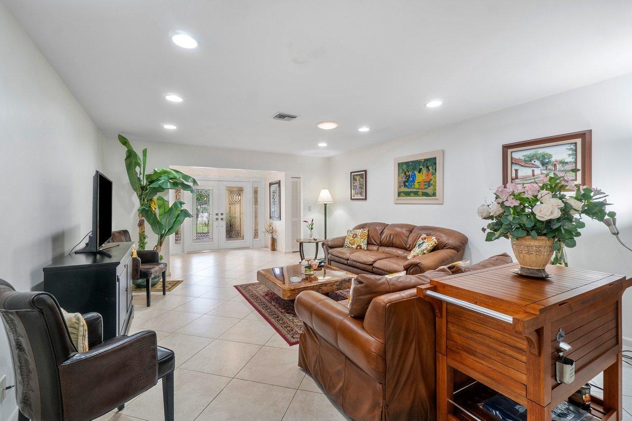 386 Southwest 5th Way Boca Raton, FL 33432 - Photo 15 of 34 015-386Southwest5thWay-BocaRaton-FL-3343