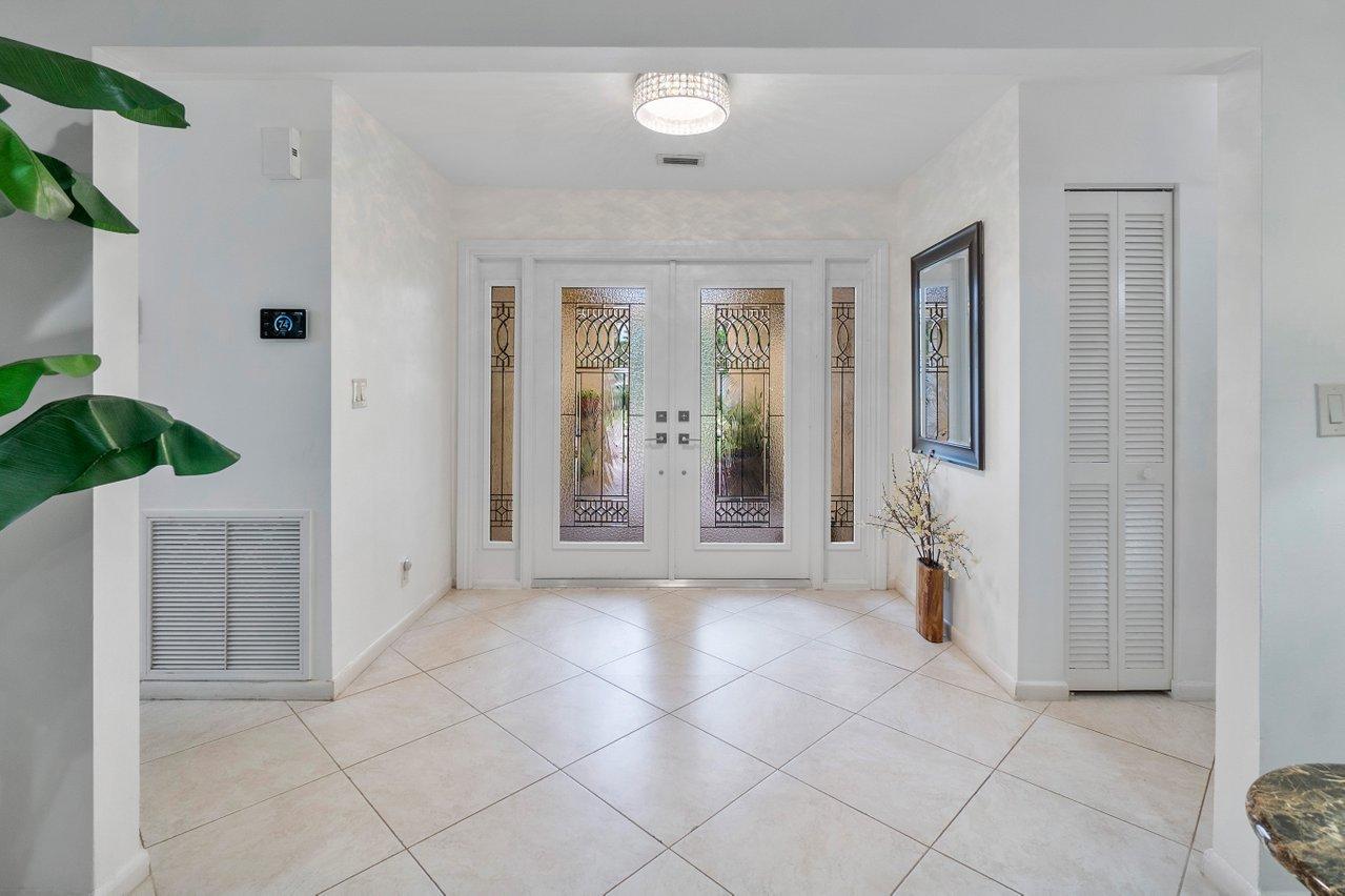 386 Southwest 5th Way Boca Raton, FL 33432 - Photo 5 of 34 005-386Southwest5thWay-BocaRaton-FL-3343