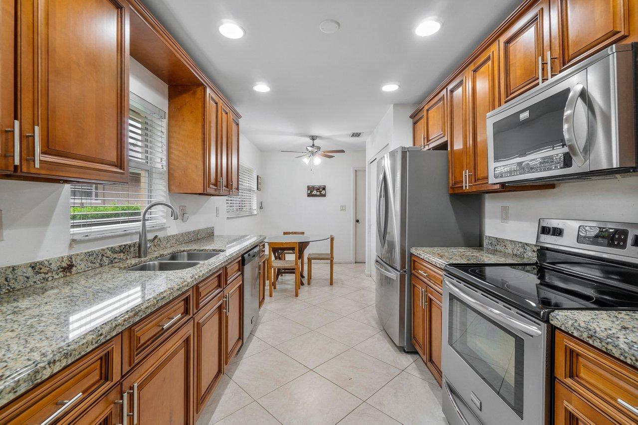 386 Southwest 5th Way Boca Raton, FL 33432 - Photo 6 of 34 008-386Southwest5thWay-BocaRaton-FL-3343