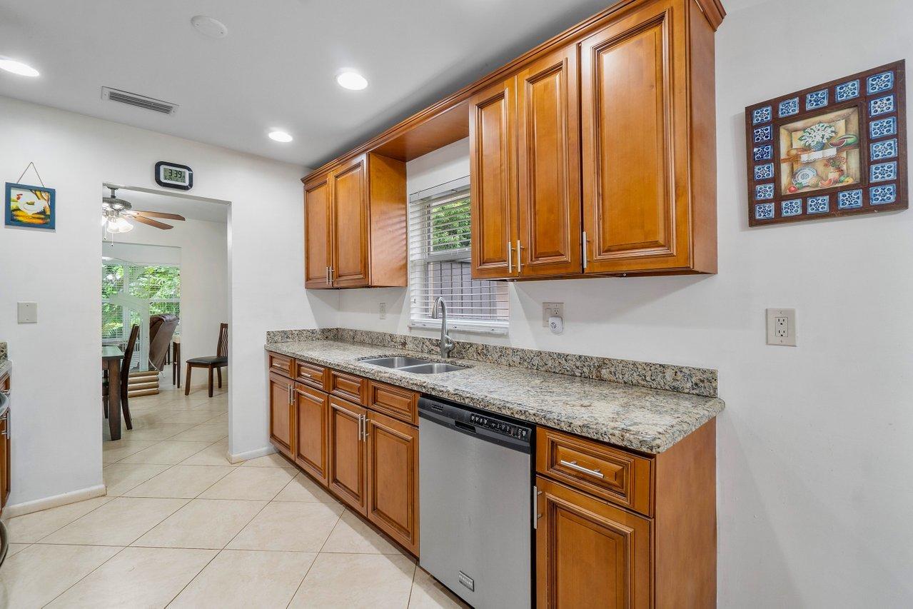 386 Southwest 5th Way Boca Raton, FL 33432 - Photo 7 of 34 006-386Southwest5thWay-BocaRaton-FL-3343