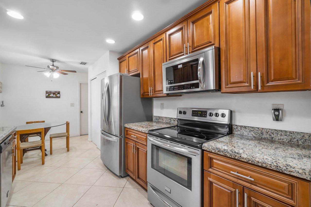 386 Southwest 5th Way Boca Raton, FL 33432 - Photo 8 of 34 010-386Southwest5thWay-BocaRaton-FL-3343