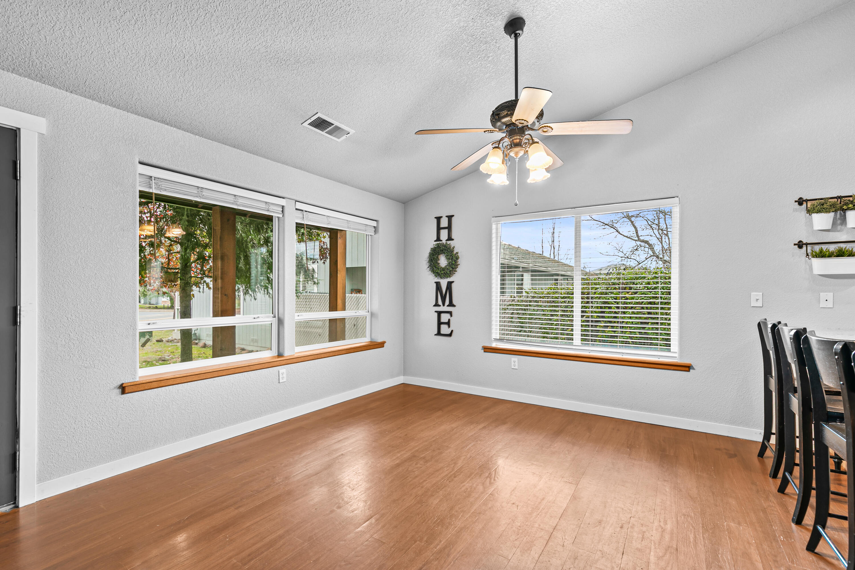 388 Crystal Drive Eagle Point, OR 97524 - Photo 9 of 35 9