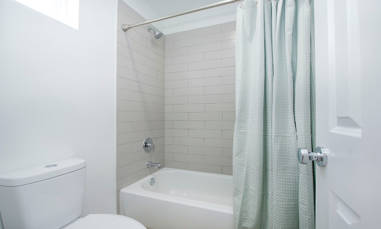 2717 Discovery Trails Conroe, TX 77301 - Photo 33 of 46 a bathroom with a bathtub and a toilet