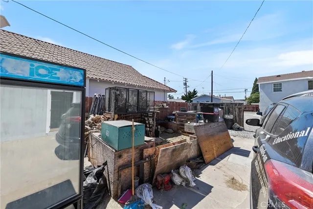 a view of a backyard