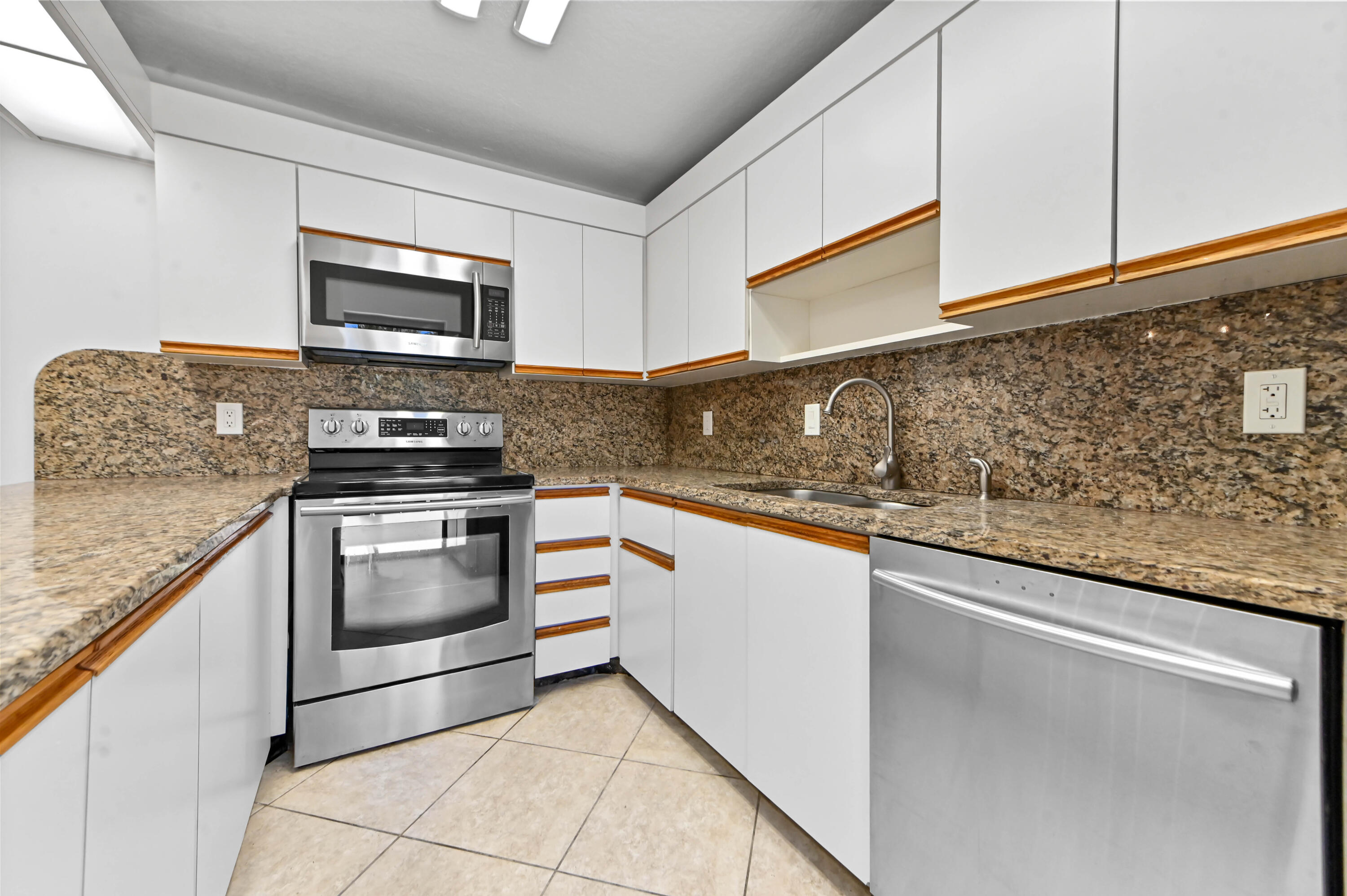 825 Center Street, Unit 12A Jupiter, FL 33458 - Photo 9 of 21 10 kitchen 01