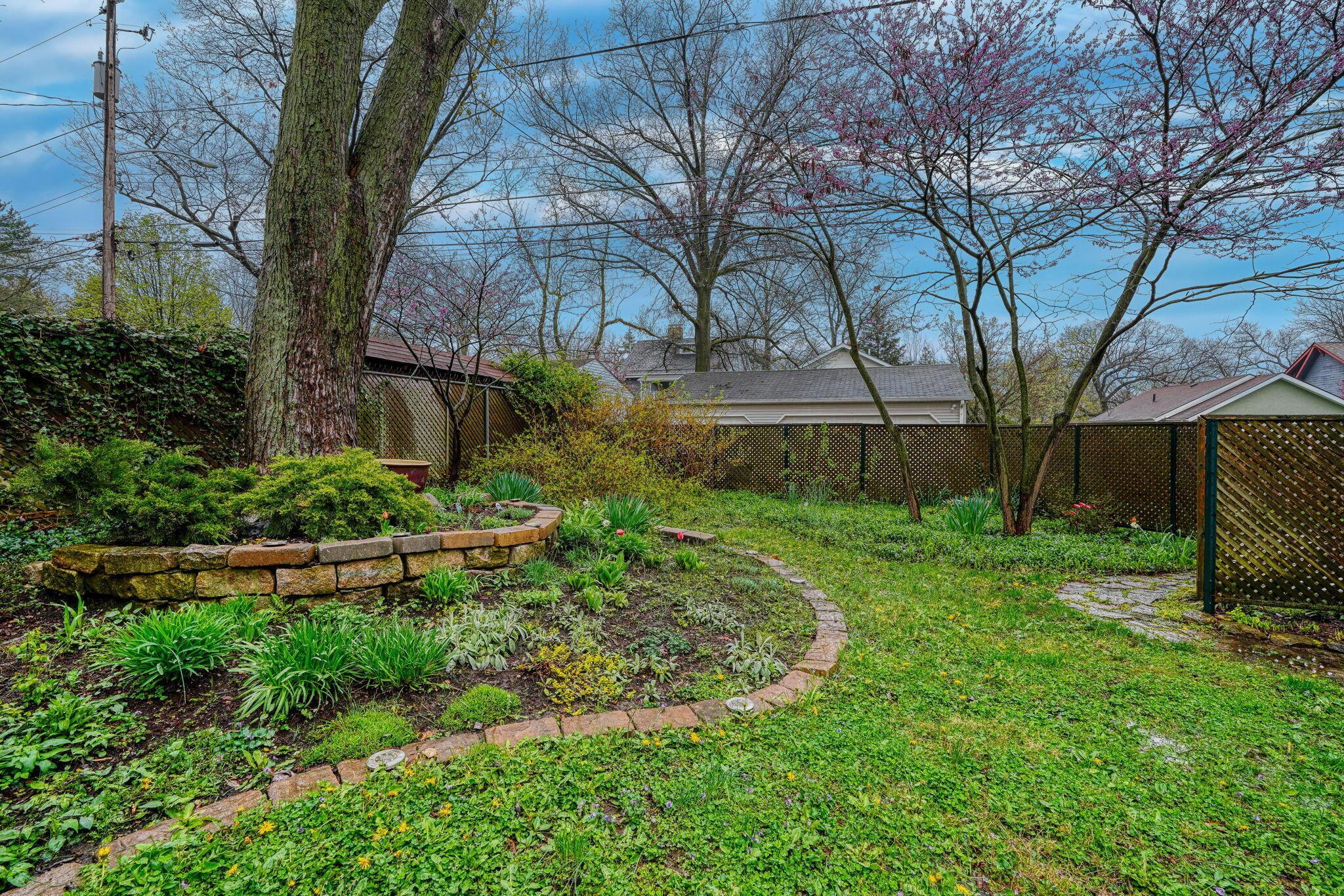 131 East Pacemont Road Columbus, OH 43202 - Photo 35 of 36 131 E Pacemont (42)