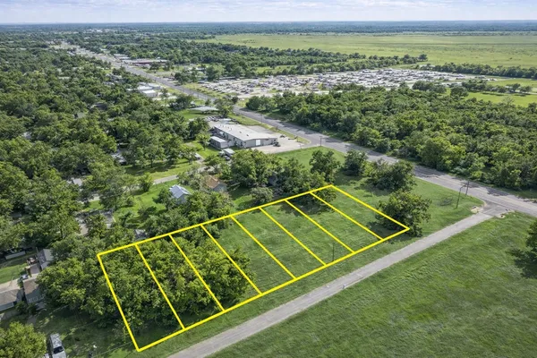 a view of a tennis court