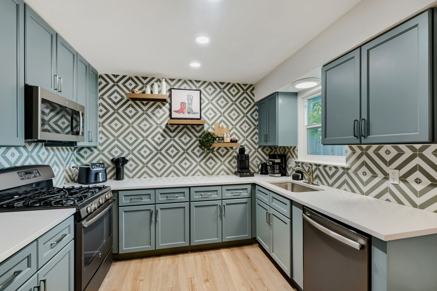 3410 Plantation Road Austin, TX 78745 - Photo 5 of 33 A well-appointed culinary space showcasing modern cabinetry, stylish tile, and sleek appliances.