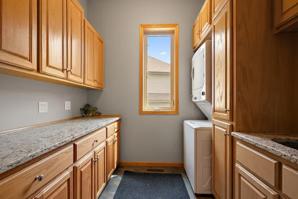 $700,000 | 3321 Willie Drive, Burnsville, MN 55337