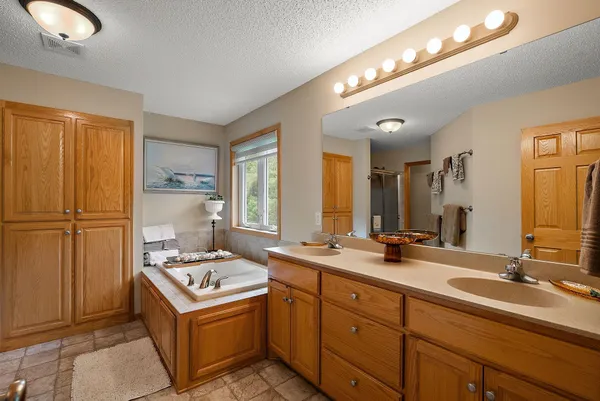 $700,000 | 3321 Willie Drive, Burnsville, MN 55337