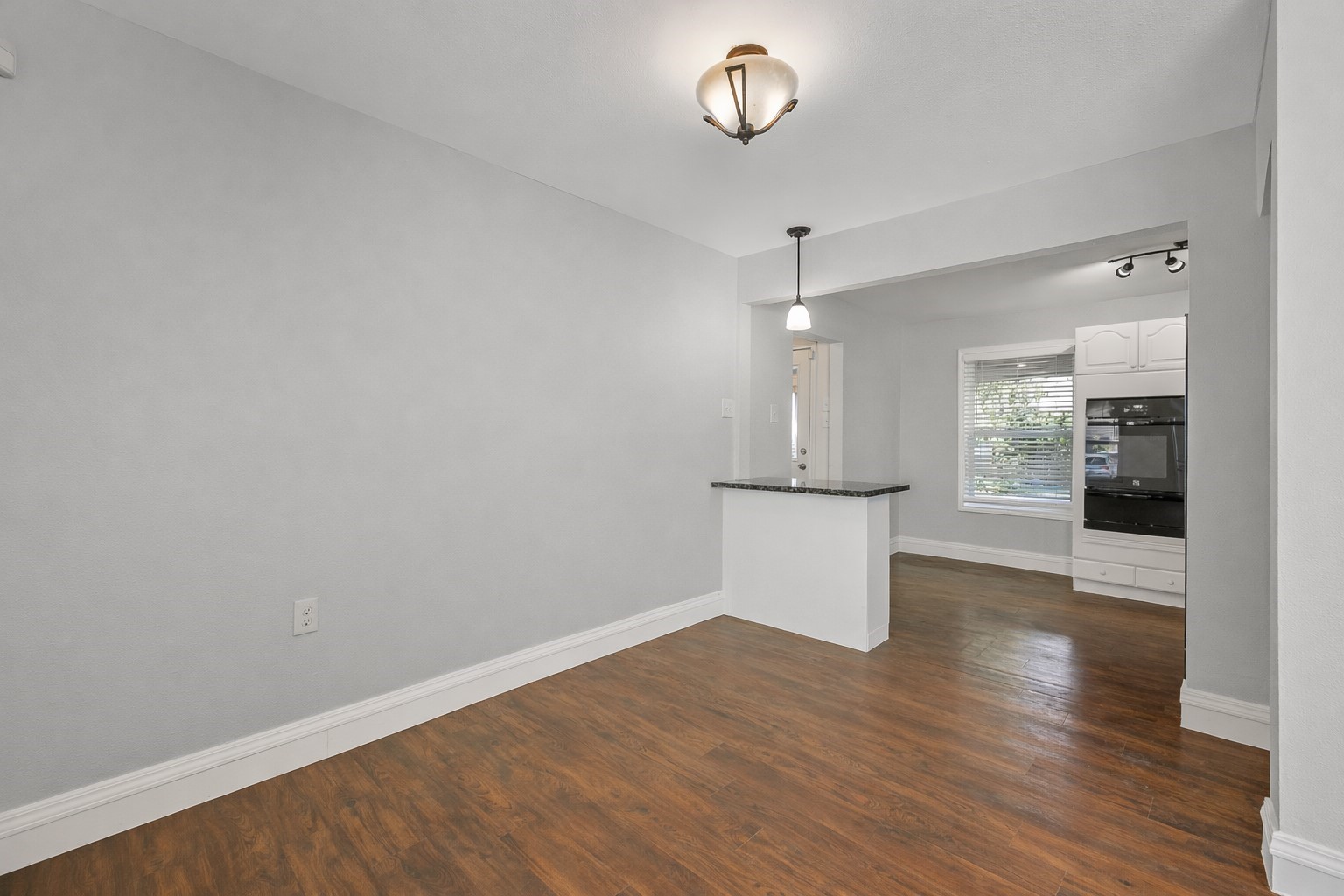 3823 Florinda Street Houston, TX 77021 - Photo 8 of 41 Dining area with breakfast bar