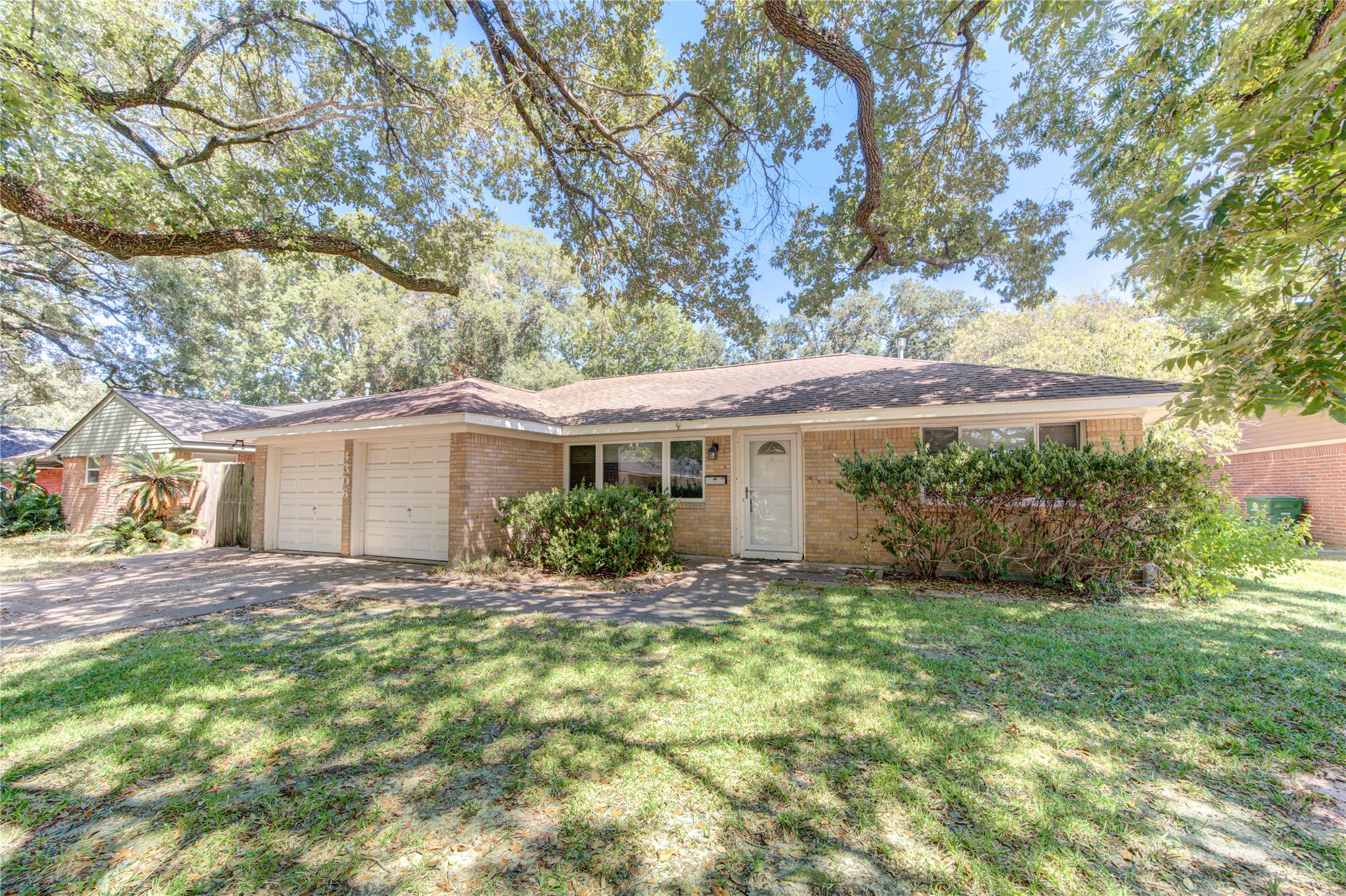 4306 Spellman Road Houston, TX 77035 - Photo 1 of 34