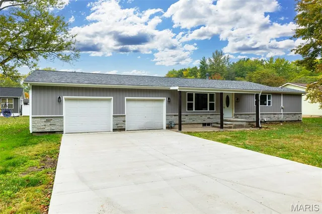 $249,000 | 1220 West Henry Street, Staunton, IL 62088