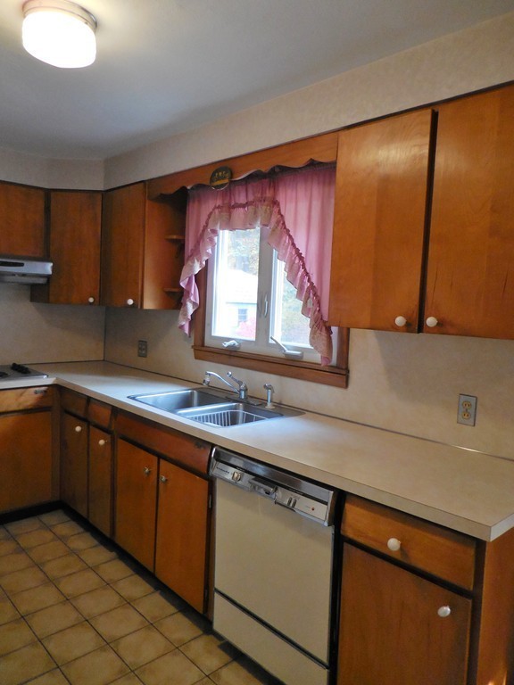 143 Methuen Street Springfield, MA 01119 - Photo 8 of 30 Gallery Image 8