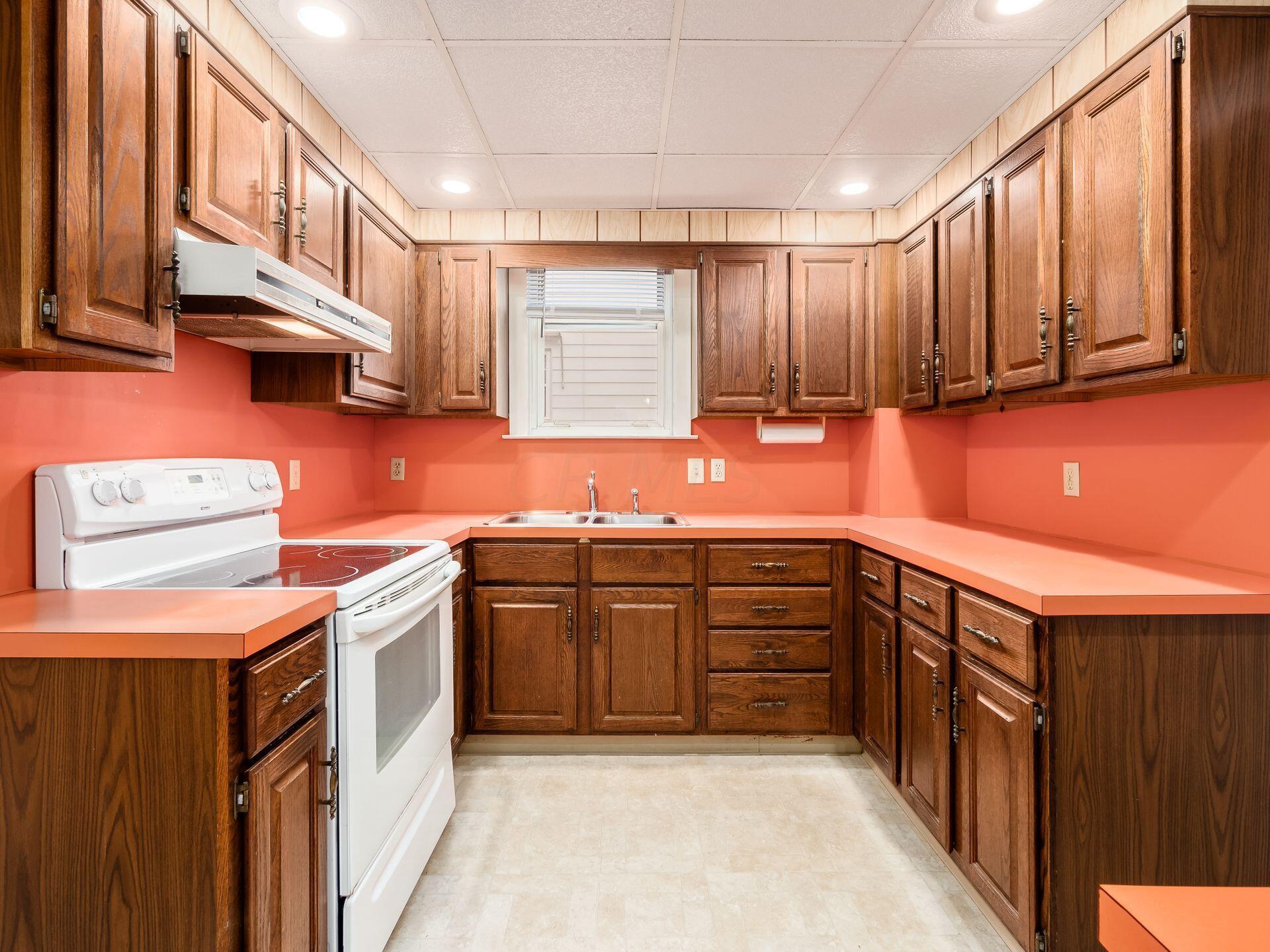 30 East Dunedin Road Columbus, OH 43214 - Photo 10 of 44 Kitchen