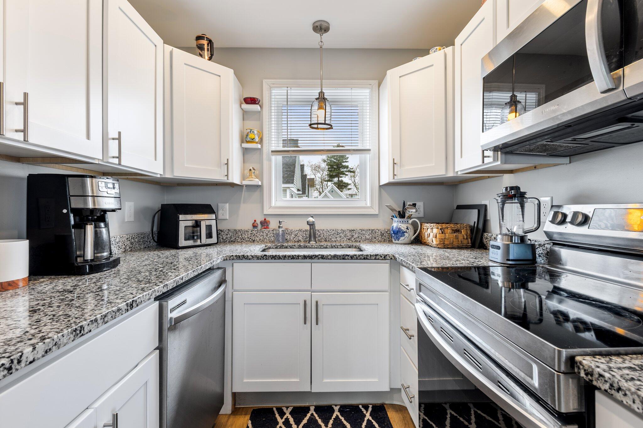 994 Portland Road, Unit 19 Saco, ME 04072 - Photo 4 of 21 Modern kitchen