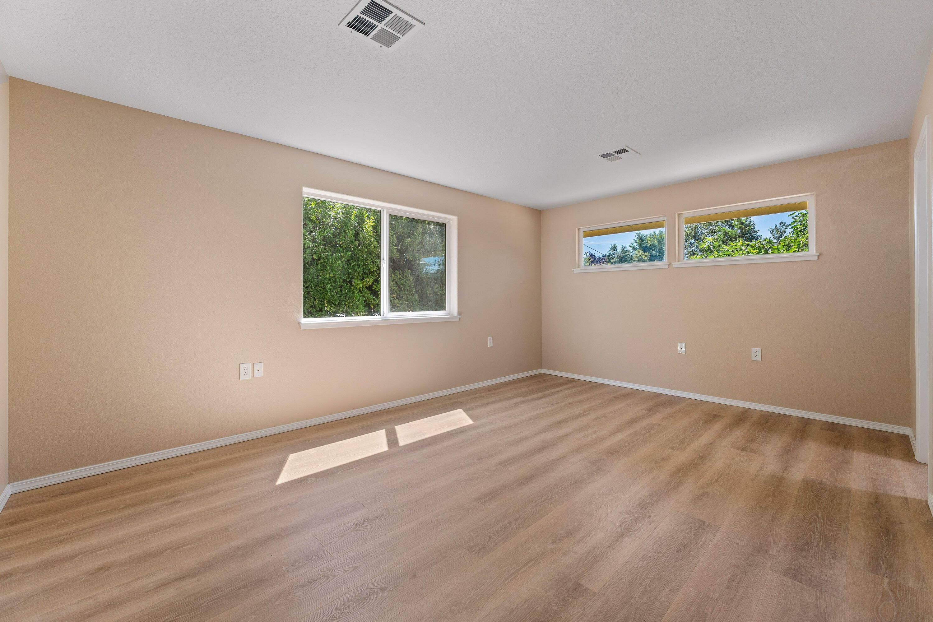 1692 Leonard Road Grants Pass, OR 97527 - Photo 15 of 36 Primary Bedroom